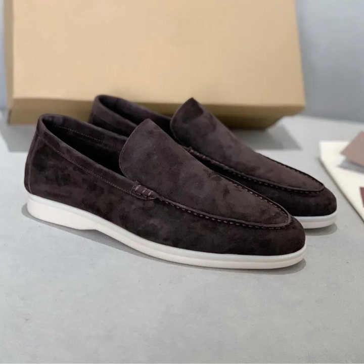 Dunkelbraune Wildleder-Loafer für Herren, elegantes Design, weiße Sohle, stilvolle Herrenschuhe.