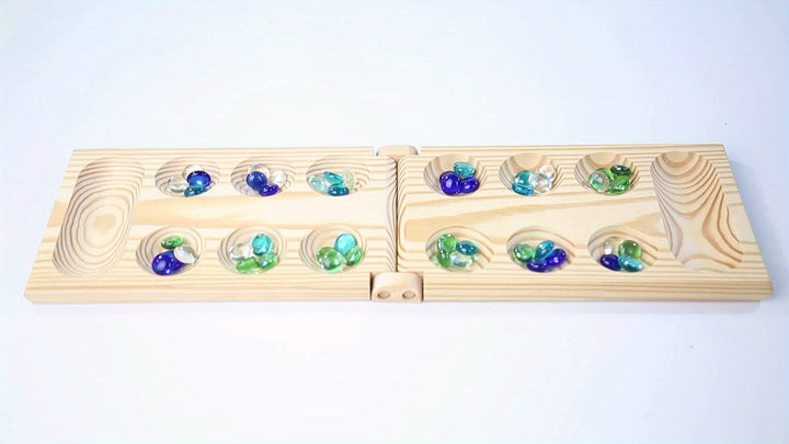 Holz-Mancala-Spielbrett mit bunten Glasmurmeln, Strategie-Brettspiel, Naturholz.