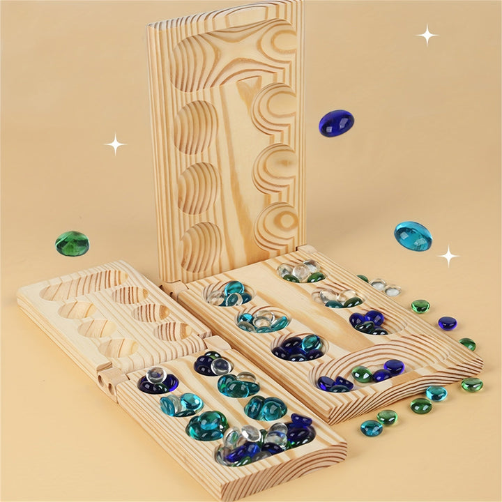 Holz-Mancala-Spielbrett mit bunten Glassteinen, strategisches Brettspiel, Naturholz, Familienunterhaltung.