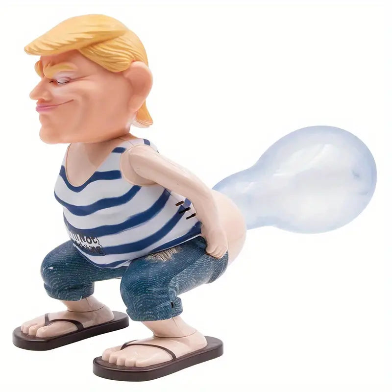 Spielzeugfigur mit blonden Haaren, gestreiftem Shirt, Jeans und Sandalen, pustet Luftballon auf.