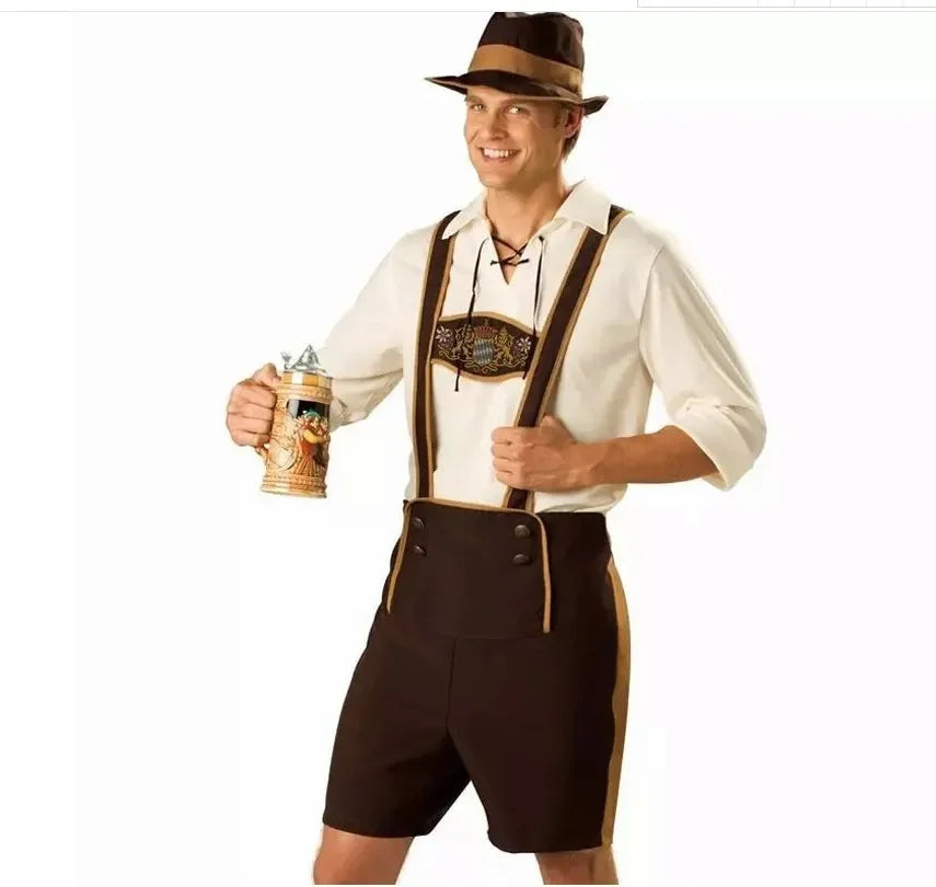 Mann in traditioneller bayerischer Tracht mit Lederhose und Bierkrug, Oktoberfest-Kleidung.