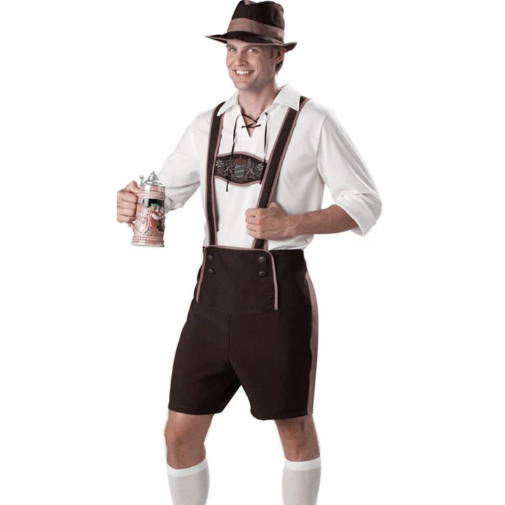 Mann in traditioneller bayerischer Tracht mit Bierkrug, Lederhose, Hut, Oktoberfest-Kostüm.