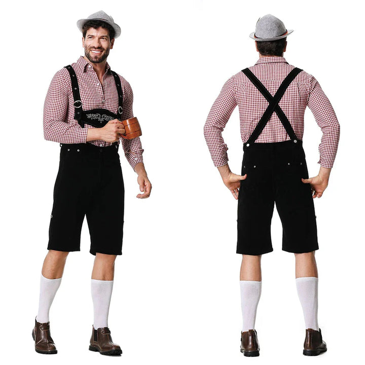Mann in traditioneller bayerischer Tracht mit Lederhose, rotem Karohemd und grauem Hut.