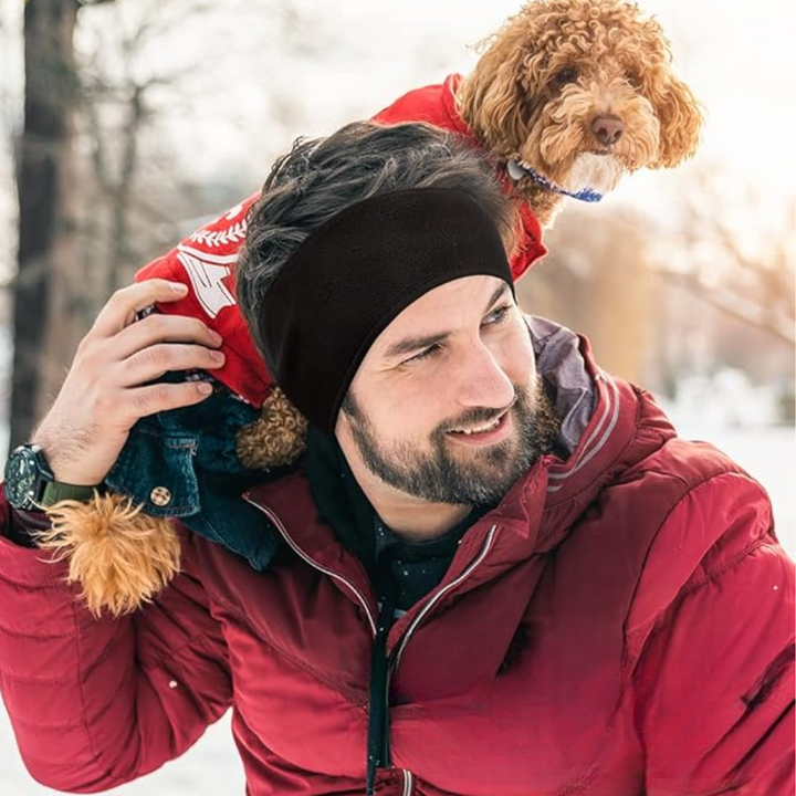 Mann in roter Jacke mit Hund im Schnee, Wintermode, Outdoor-Aktivität, Hundebekleidung.