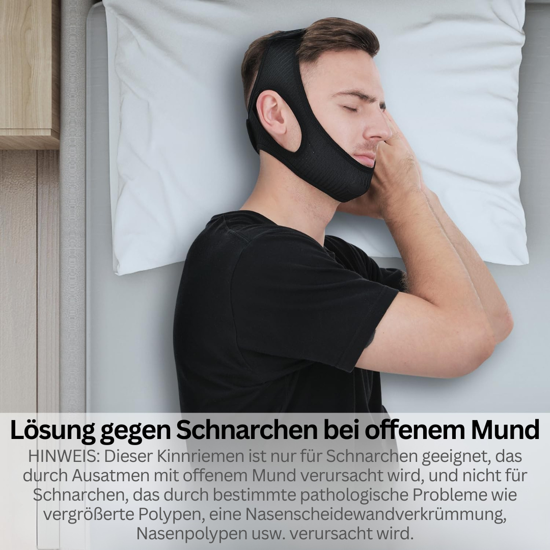 Mann schläft mit schwarzem Kinnriemen gegen Schnarchen auf weißem Kissen.