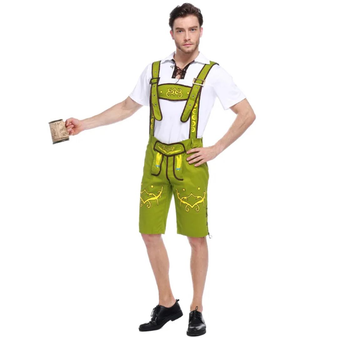 Mann in grüner Lederhose mit weißem Hemd, traditionelles bayerisches Oktoberfest-Outfit.