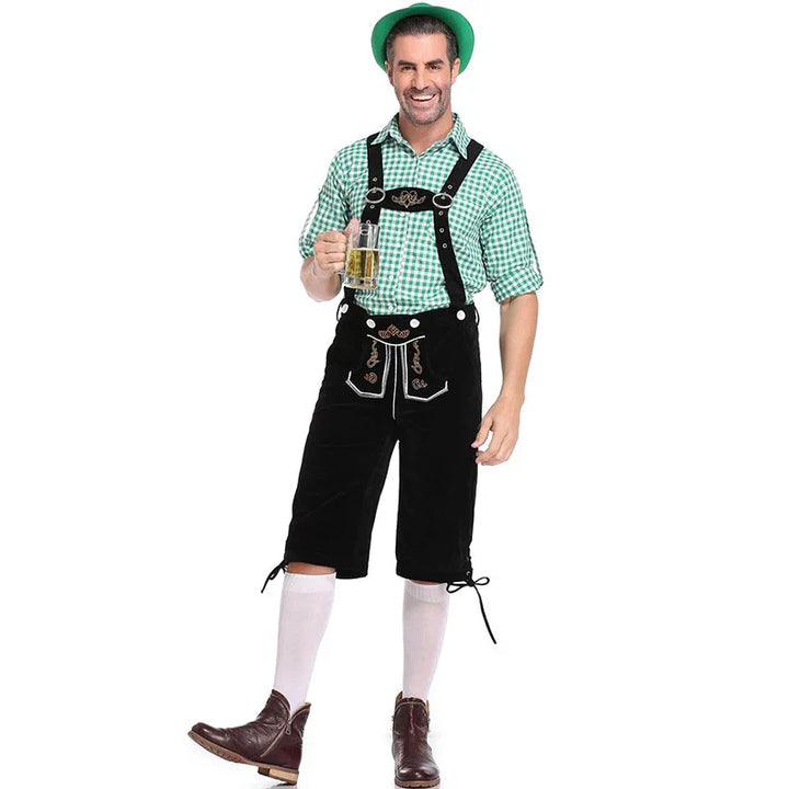 Mann in traditioneller bayerischer Tracht mit grünem Hemd, Lederhose und Bierkrug, Oktoberfest.