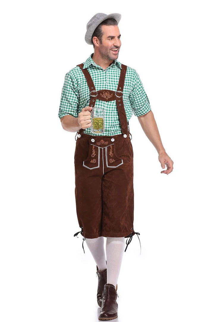 Mann in brauner Lederhose, grünes Karohemd, grauer Hut, hält Bierkrug, Oktoberfest-Outfit.
