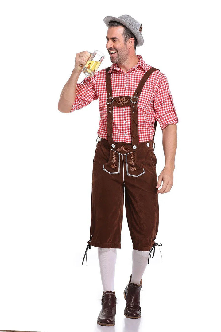 Mann in Lederhose und kariertem Hemd mit Bierkrug, Oktoberfest-Outfit, braun, traditionell.