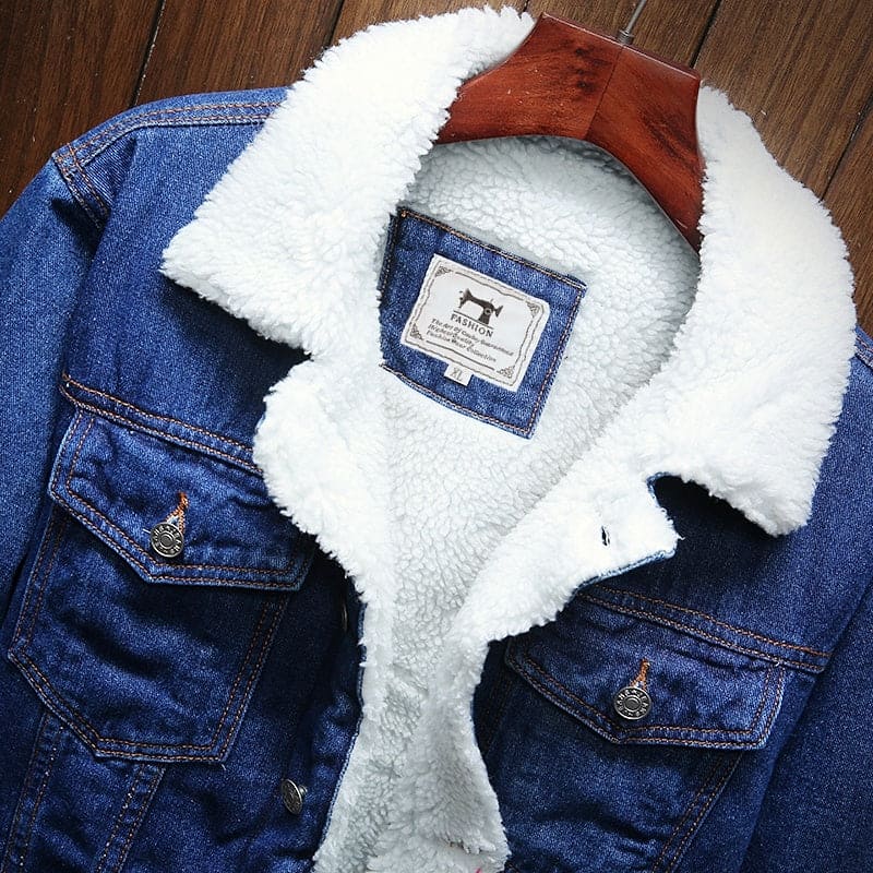 Blaue Herren-Denimjacke mit weißem Wollfutter, warme Wintermode, lässiger Stil.