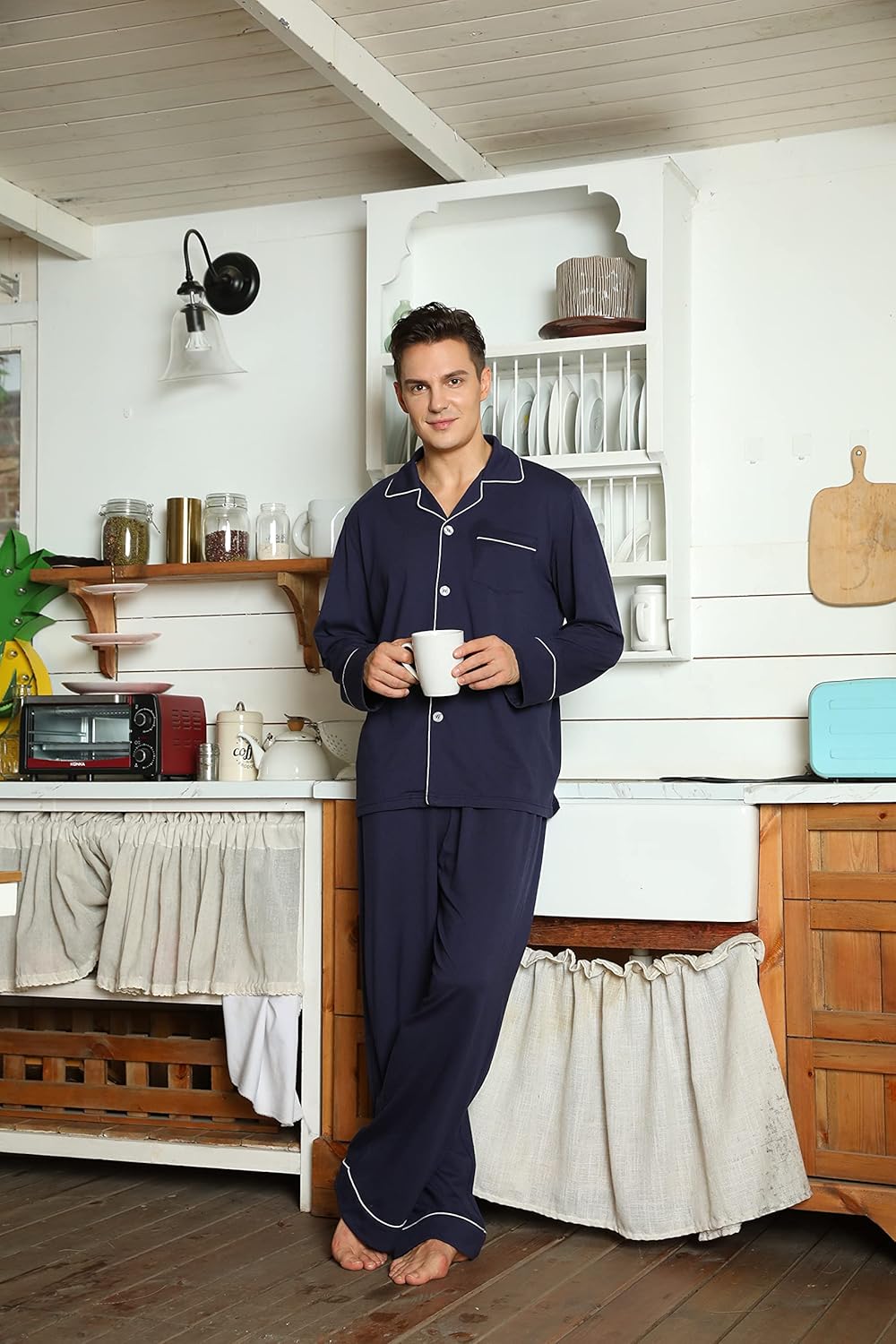 Mann in dunkelblauem Pyjama mit Tasse in Küche, gemütliche Nachtwäsche, Herrenmode.