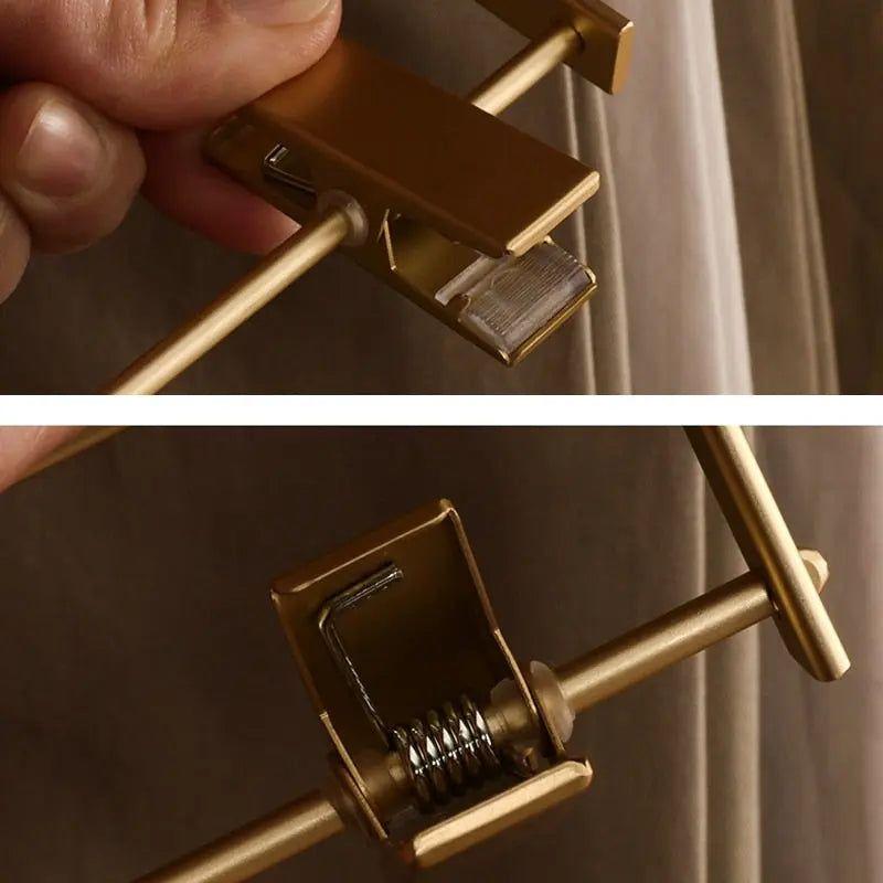 Detail klipu v ruce a pod ním odkrytá pružina, která klip stahuje 4
