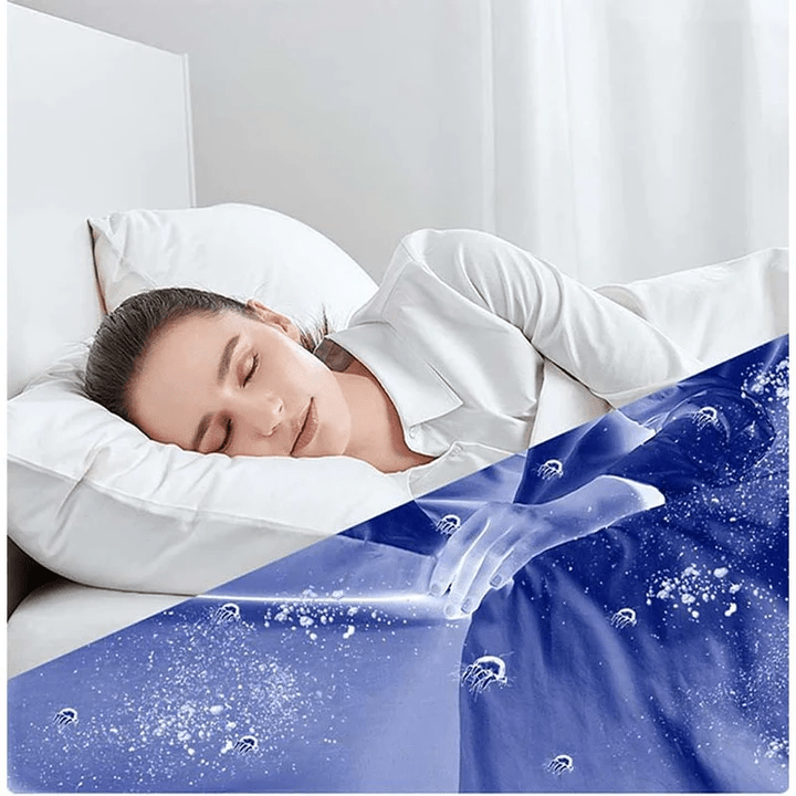 Frau schläft auf weißem Kissen, blaue Bettdecke mit Anti-Milben-Schutz, Schlafzimmer, Allergiker.