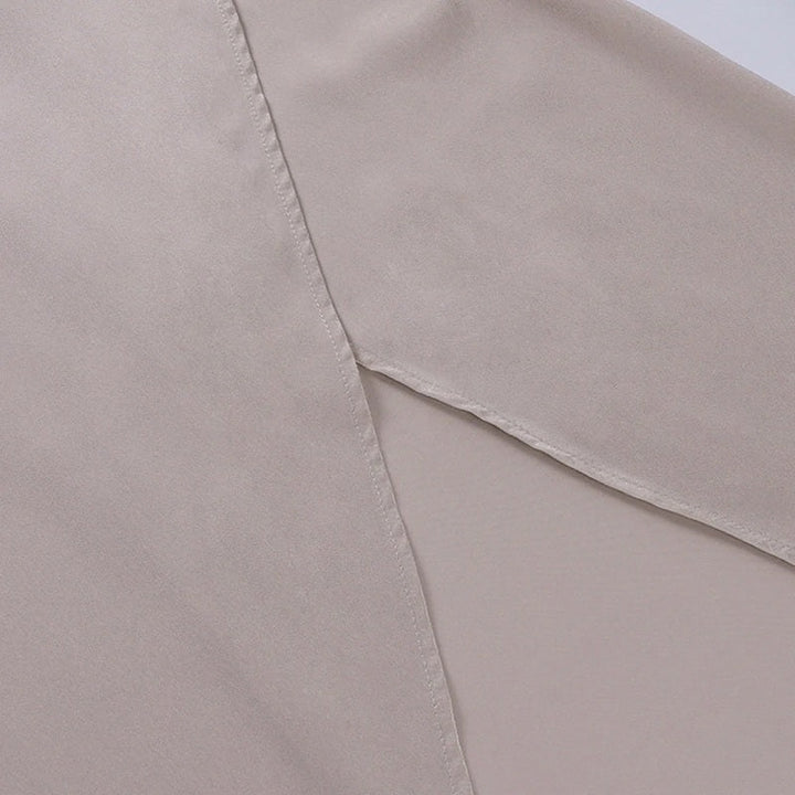 Beigefarbene, lange Seidenrobe, elegante Abendmode, luxuriöses Design, Damenbekleidung.