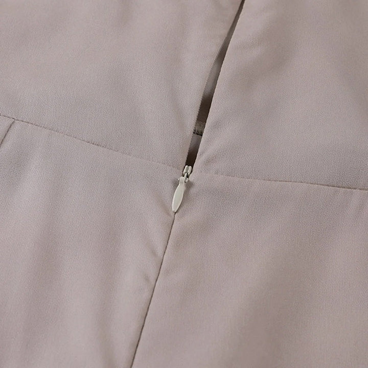 Beigefarbenes Kleid mit Reißverschluss, elegantes Design, Damenmode, hochwertige Stoffe.