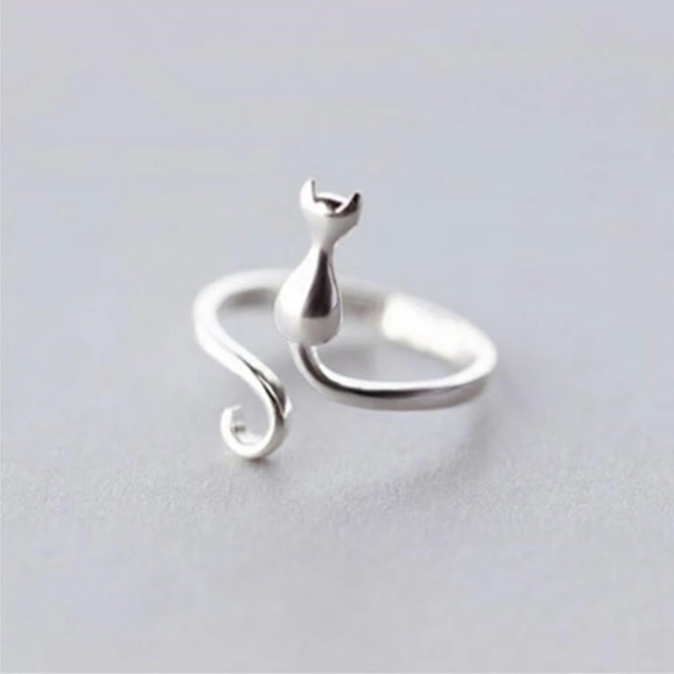 Silberring mit Katzenmotiv, verstellbar, minimalistisches Design, Schmuck für Katzenliebhaber.