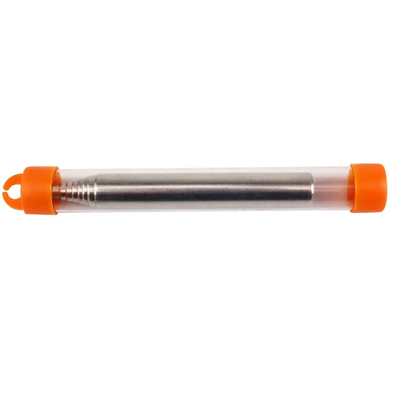 Metallstrohhalm in transparenter Kunststoffhülle mit orangefarbenen Endkappen, umweltfreundlich.