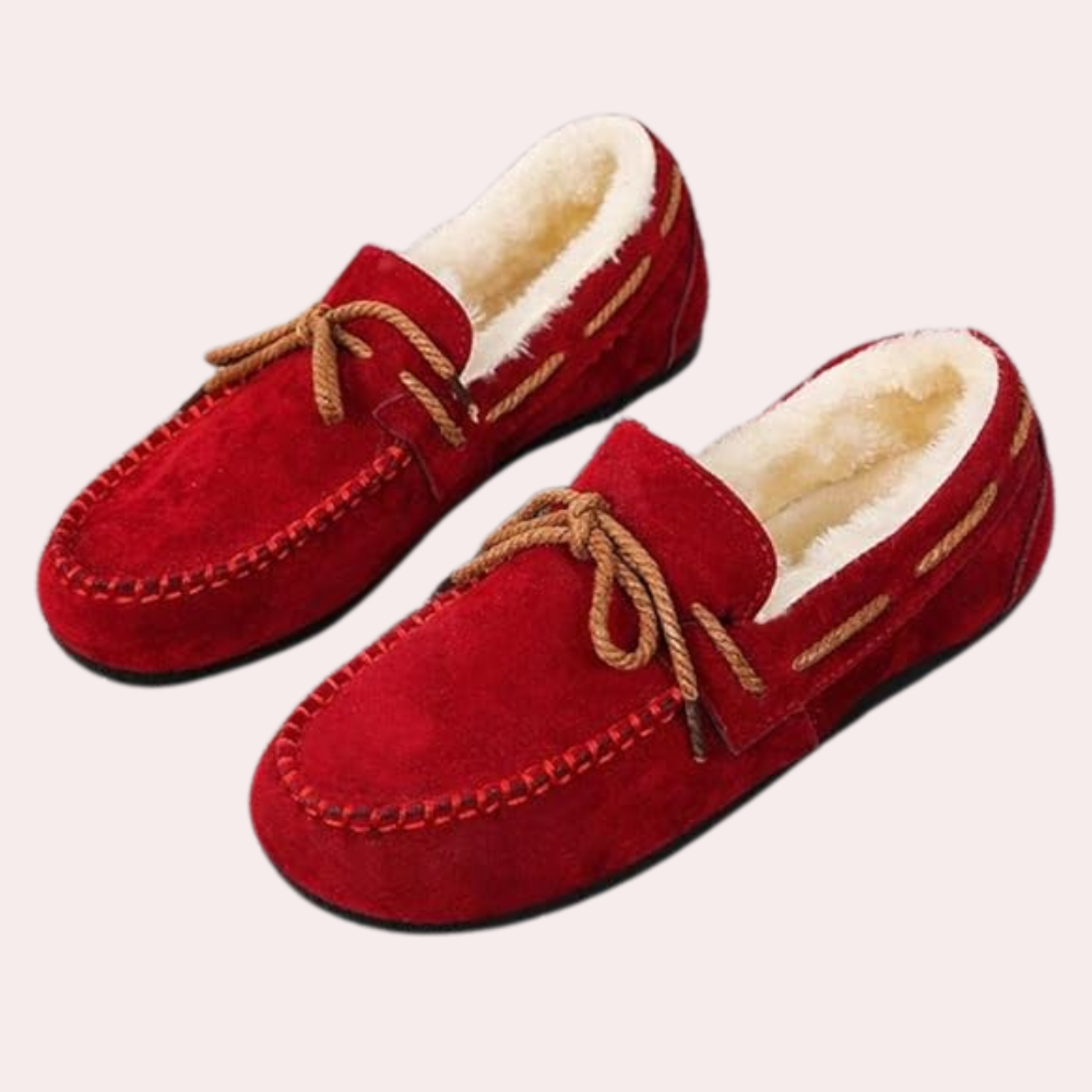Rote Wildleder-Hausschuhe mit Fellfutter und Schnürsenkeln, gemütliche Winter-Slipper.