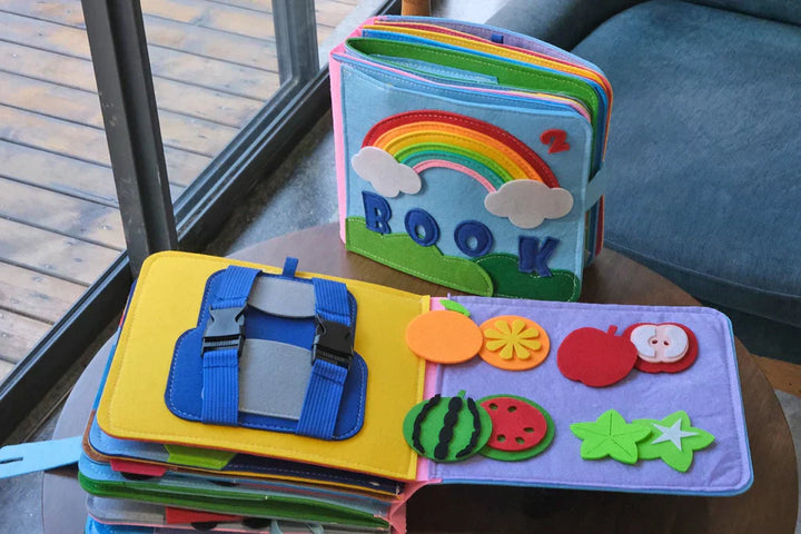 Montessori-Stoffbuch mit Regenbogen, Filzseiten, pädagogisches Spielzeug für Kleinkinder.