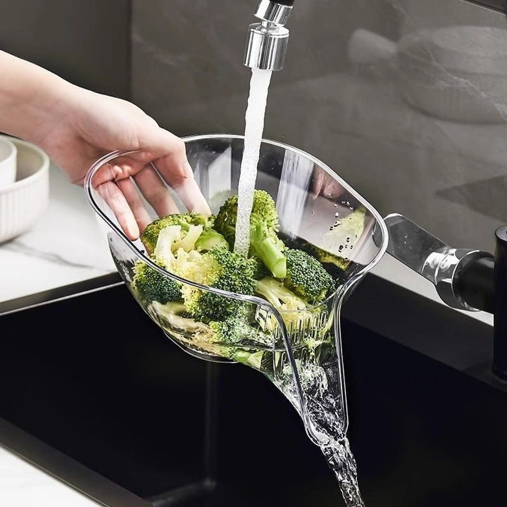 Hand wäscht Brokkoli in transparentem Kunststoffsieb unter Wasserhahn in moderner Küche.