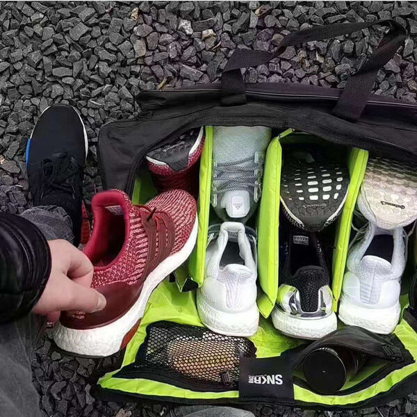 Voděodolná cestovní taška na tenisky a vybavení s více přihrádkami.