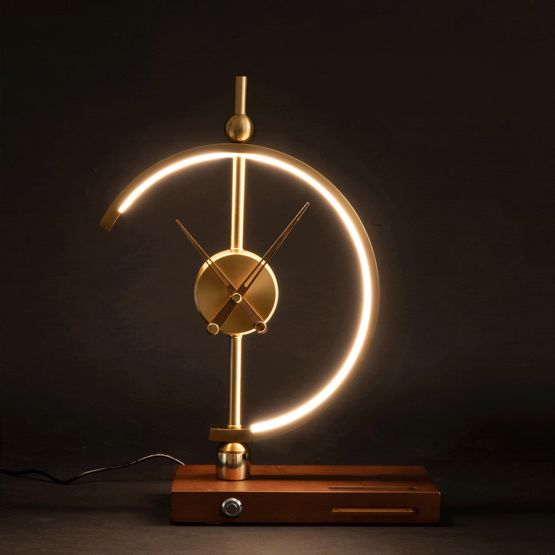 Moderne LED-Tischlampe aus Holz und Metall, gebogenes Design, warmweißes Licht, dekorativ.