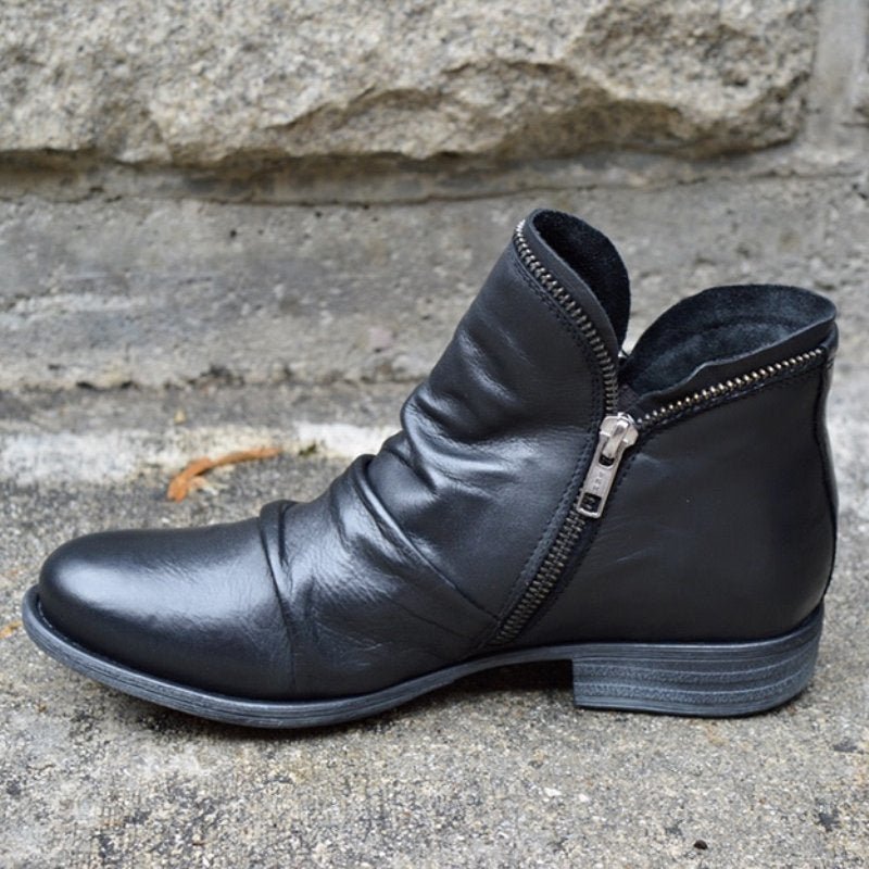 Schwarze Lederstiefelette mit Reißverschluss, modisch, ideal für kalte Tage, Damenmode.