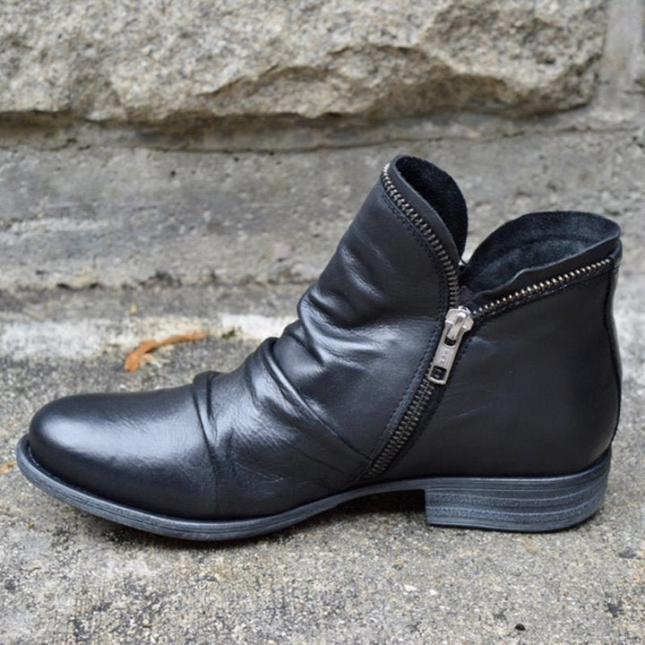Schwarze Lederstiefelette mit Reißverschluss, modisch, ideal für kalte Tage, Damenmode.