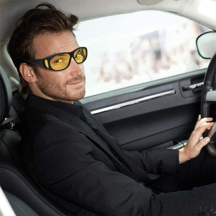 Mann mit gelben Nachtsichtbrille im Auto, modisch, sicherheitsorientiert, Autofahren bei Nacht.