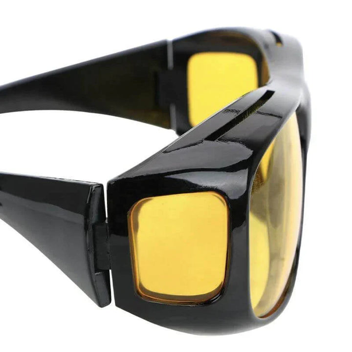Schwarze Nachtsichtbrille mit gelben Gläsern, ideal für Autofahren bei Nacht.