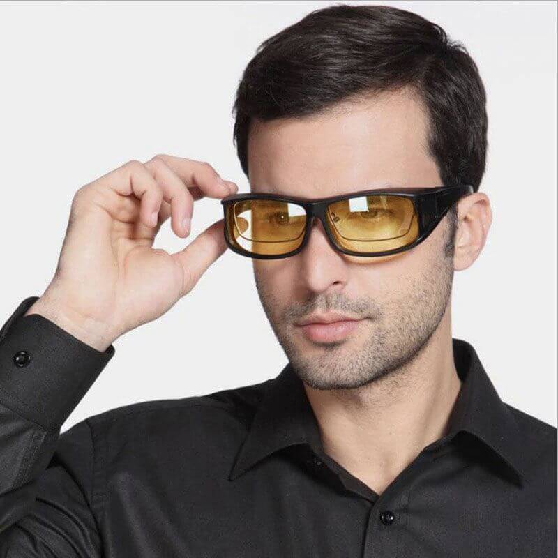 Mann mit gelben Nachtsichtbrille, schwarzes Hemd, modisch, Sicherheitsbrille, Nachtfahrten.