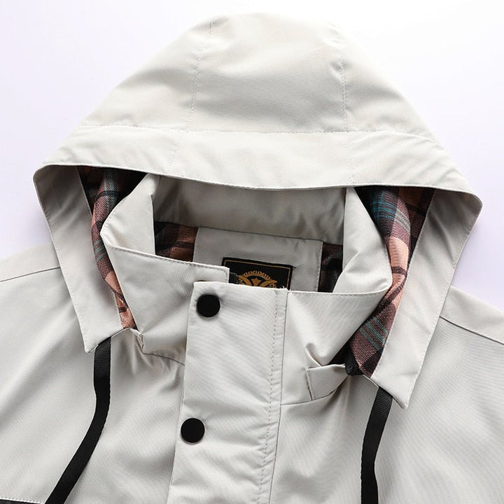 Wasserdichte Titanium Jacke mit Kapuze, hellgrau, kariertes Innenfutter, Outdoor-Bekleidung.