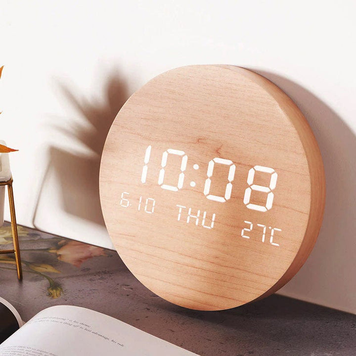Runde Wanduhr aus Holz mit digitaler Anzeige, nordisches Design, moderne Wohnkultur.