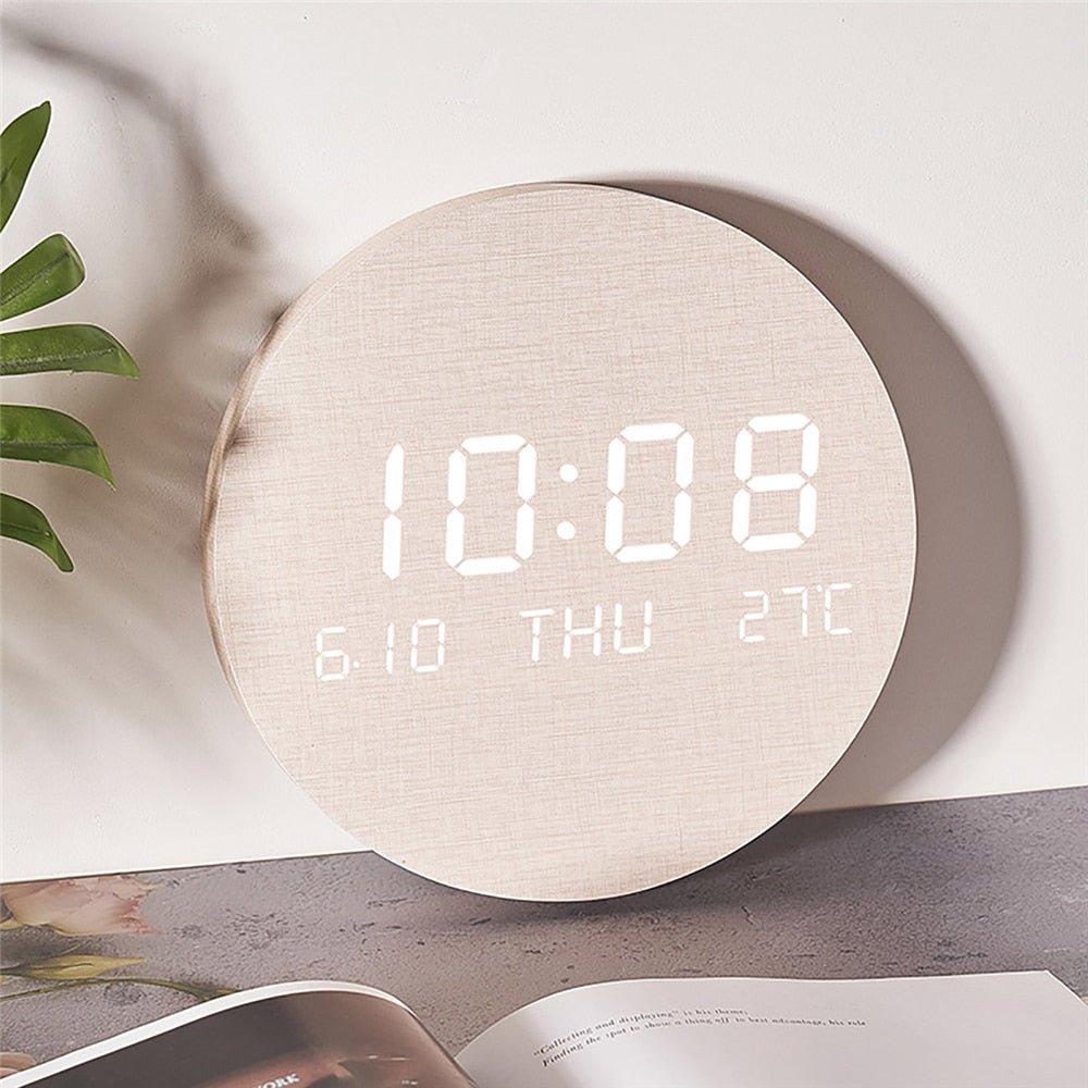 Nordic Design Wanduhr, beige, LED-Anzeige, modernes minimalistisches Dekor, Holzoptik