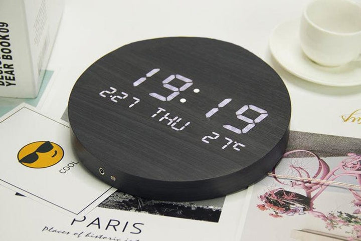 Runde digitale Wanduhr, schwarz, LED-Anzeige, nordisches Design, moderne Wohnkultur.