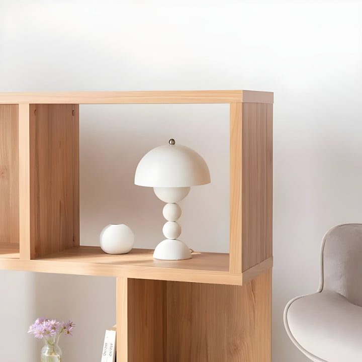 Weiße, tragbare Tischlampe im nordischen Design auf Holzregal, moderne Inneneinrichtung.