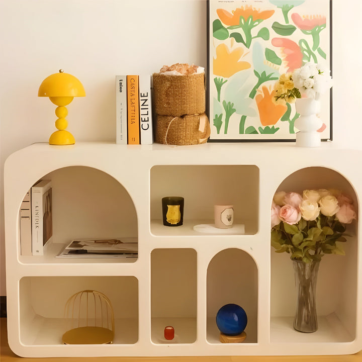 Gelbe tragbare Tischlampe, nordisches Design, auf weißem Regal mit Blumen und Büchern.