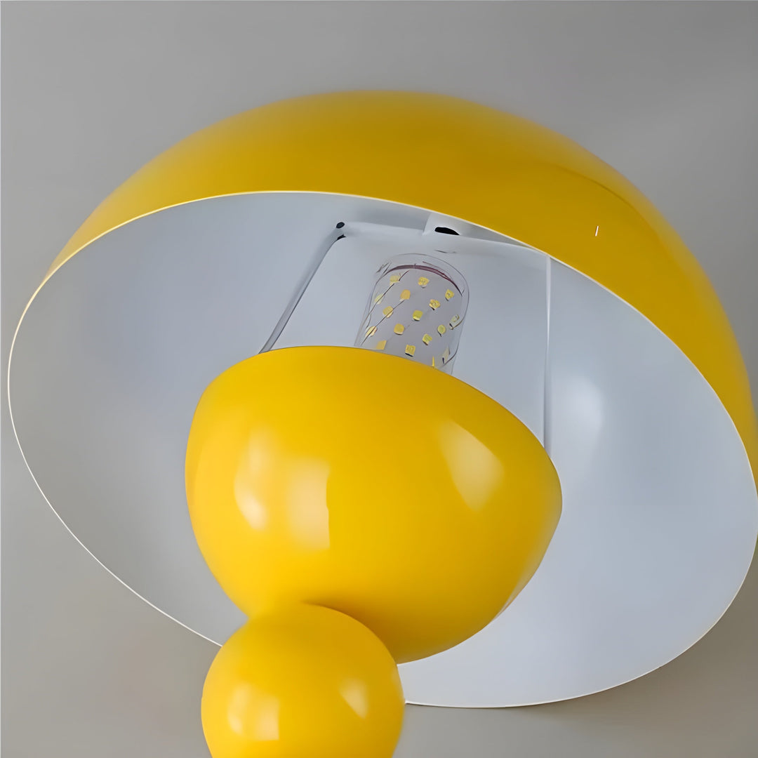 Gelbe tragbare Tischlampe, nordisches Design, Blumenknospenform, modernes Interieur.