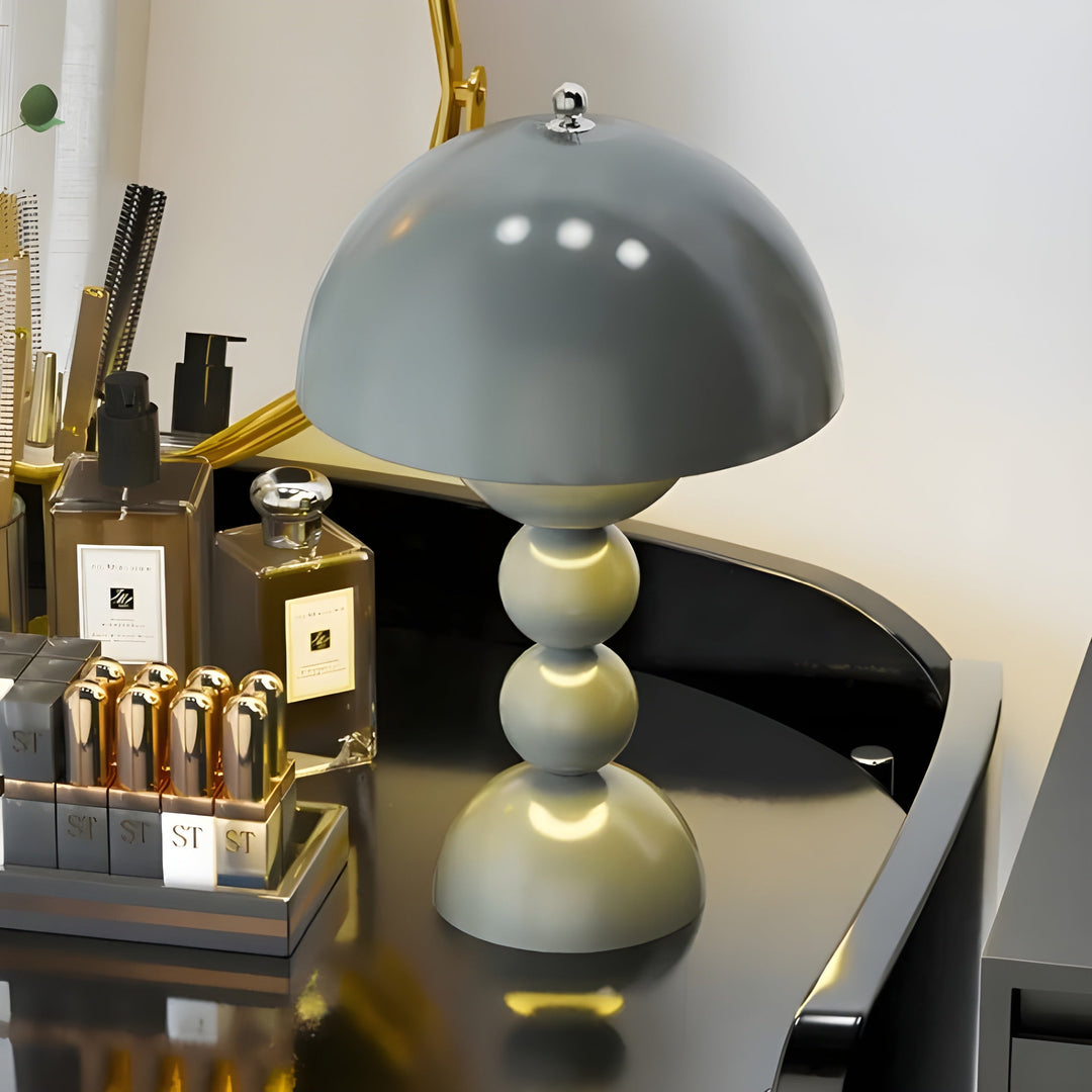 Graue Tischlampe im nordischen Design auf schwarzem Tisch, dekorative Beleuchtung, modern.