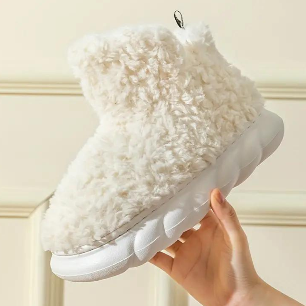 Weiße flauschige Hausschuhe, rutschfeste Sohle, gemütlich, warm, Wintermode.