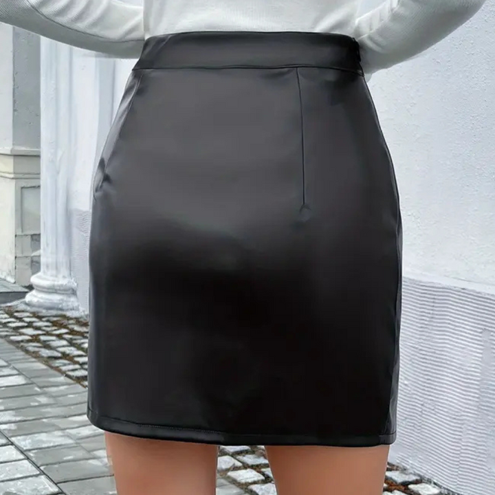 Schwarzer Lederrock Damen, knielang, elegant, modisch, Herbstmode, Streetstyle.