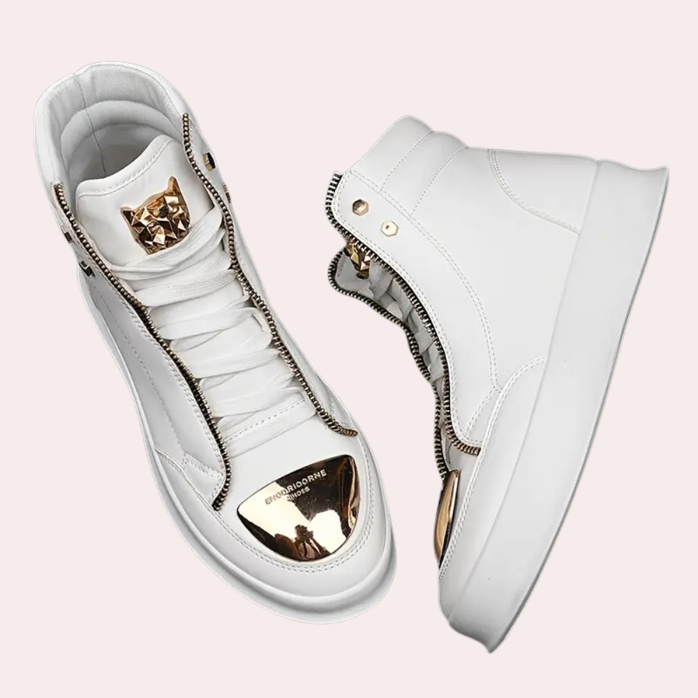 Weiße High-Top-Sneaker mit goldenen Akzenten, Leder, modisch, Unisex, luxuriöses Design.