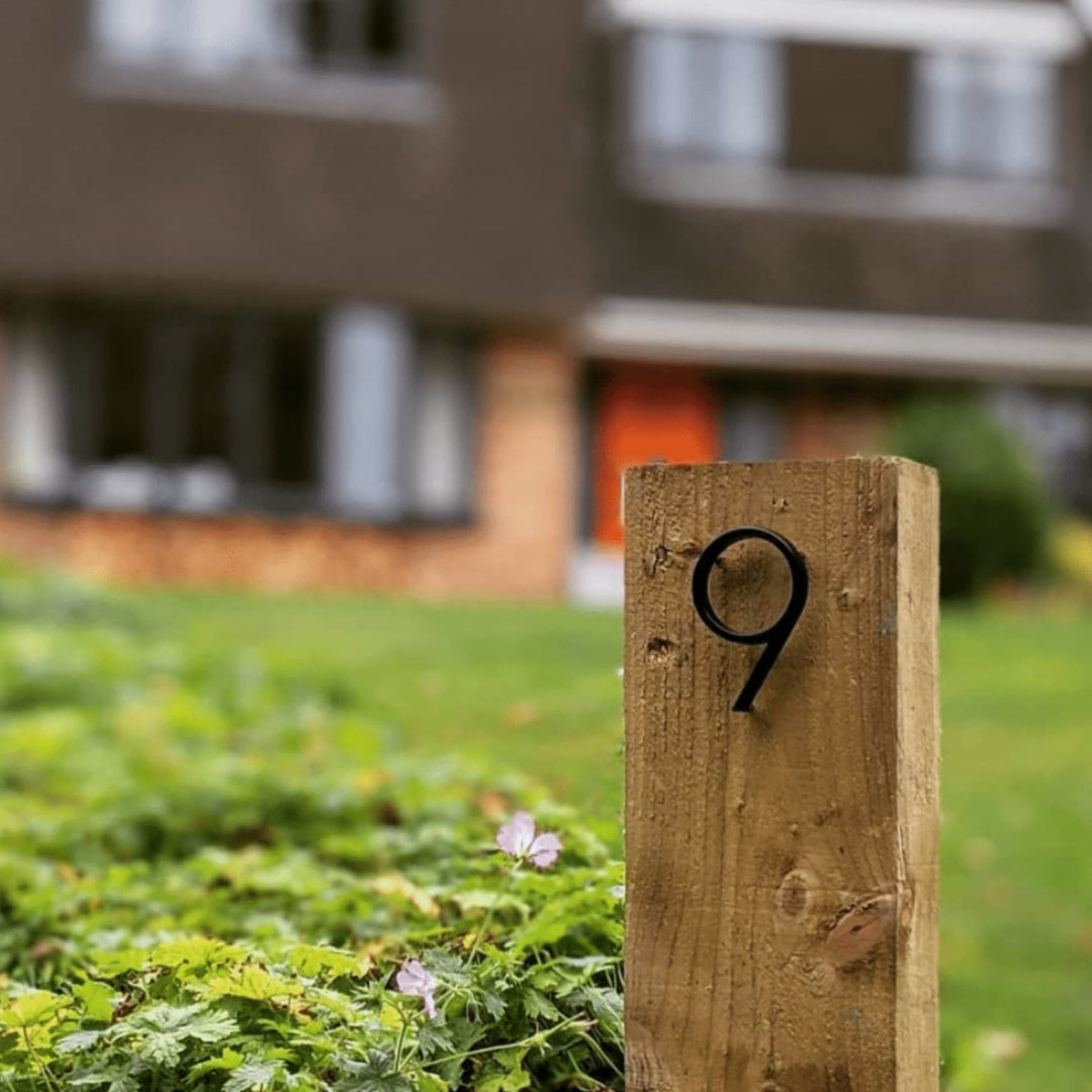 Moderní černé domovní čísla s plovoucím designem – Numbré