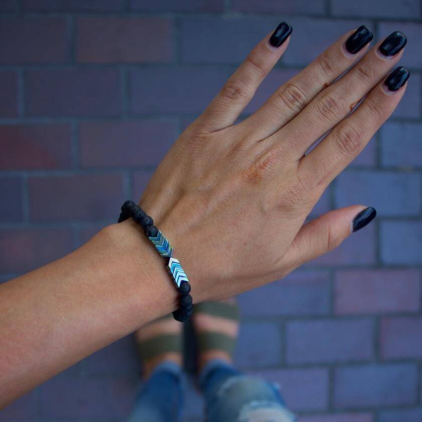 Armband mit Lavastein-Perlen und Chevron-Muster, Aromatherapie, Handgelenk, Nahaufnahme.