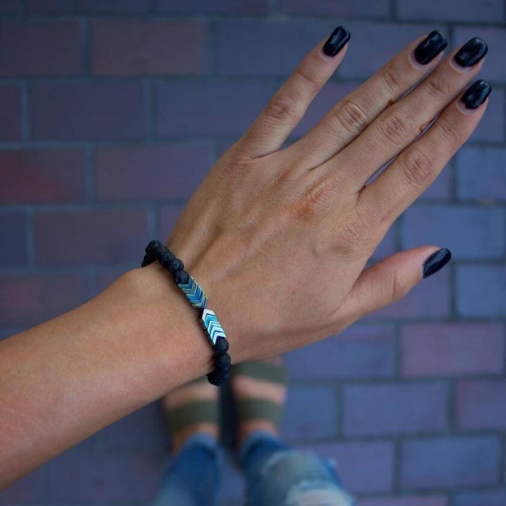 Armband mit Lavastein-Perlen und Chevron-Muster, Aromatherapie, Handgelenk, Nahaufnahme.