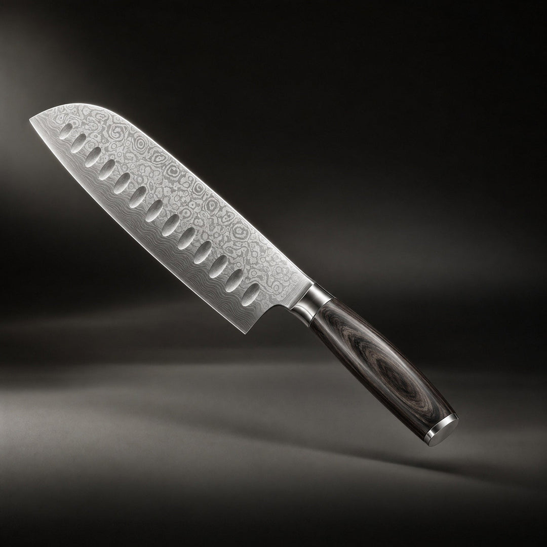 Nůž santoku se vzorovanou čepelí s oválnými prohlubněmi a tmavou dřevěnou rukojetí, nakloněný na tmavém pozadí 1
