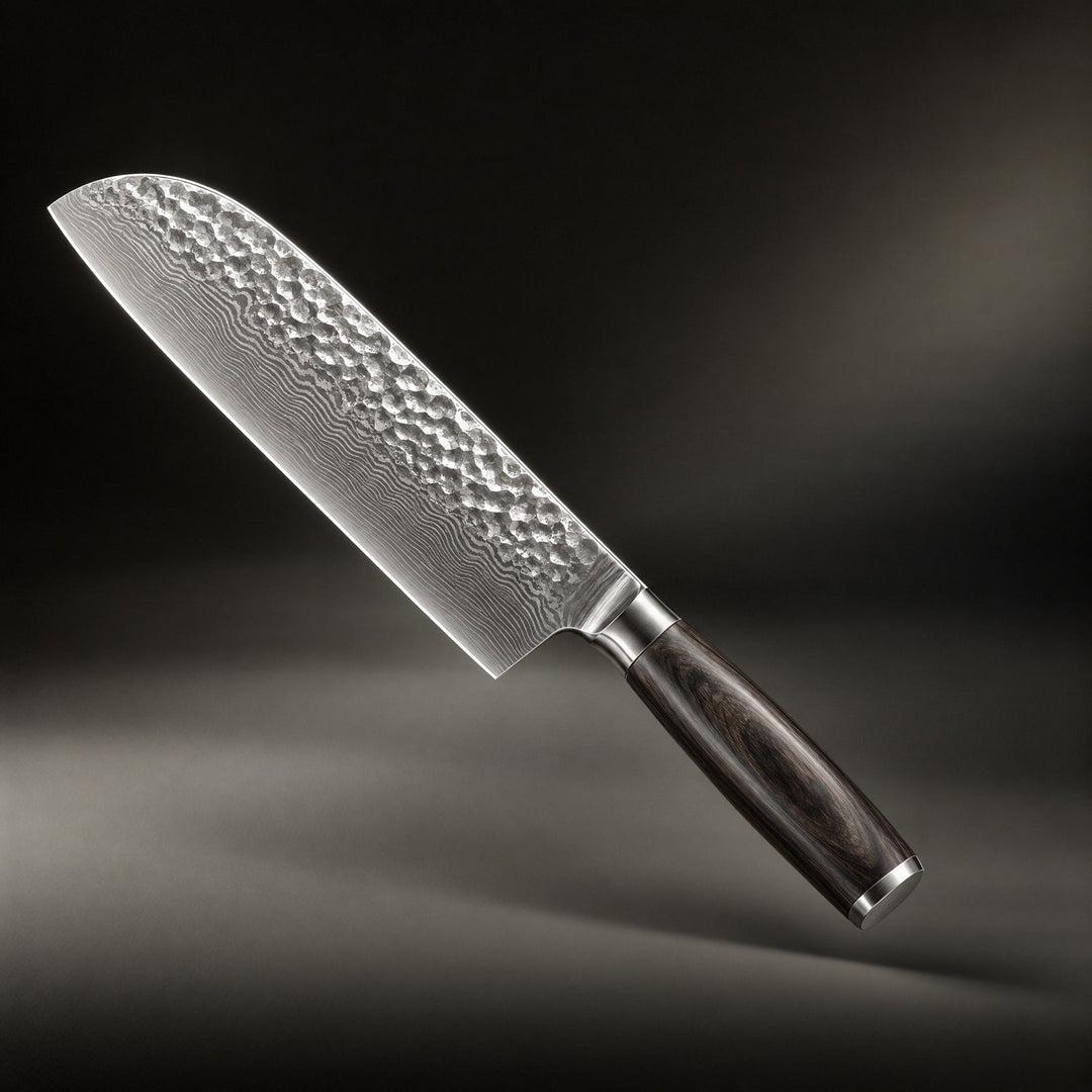 Santoku nůž s kladívkovaným čepelí a tmavou dřevěnou rukojetí nakloněný na tmavém pozadí 1