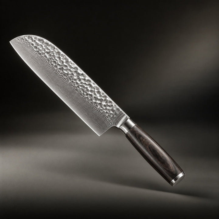 Santoku nůž s kladívkovaným čepelí a tmavou dřevěnou rukojetí nakloněný na tmavém pozadí 1