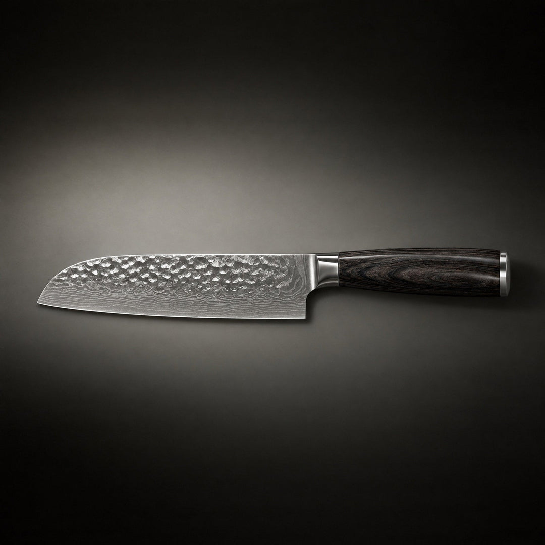 Celý santoku nůž položený vodorovně, vlevo kladívkovaná čepel, vpravo tmavá dřevěná rukojeť 2