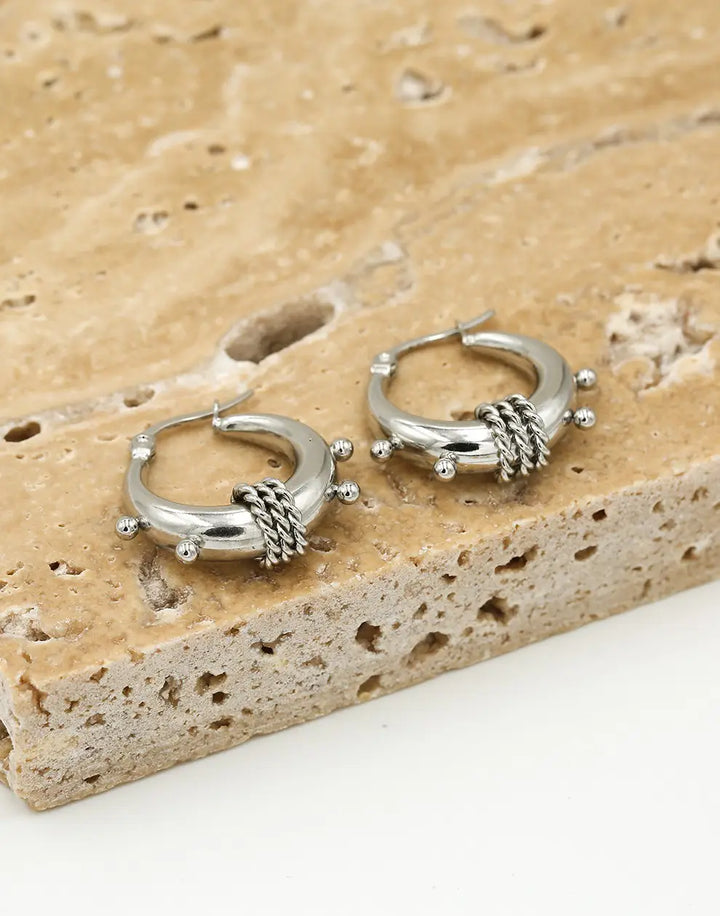 Silberne Chunky Bali Creolen auf Stein, modische Ohrringe, Schmuckaccessoire, elegant.